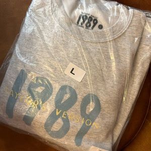1989 exclusive Taylor Swift TV Spotify crewneck Sweater